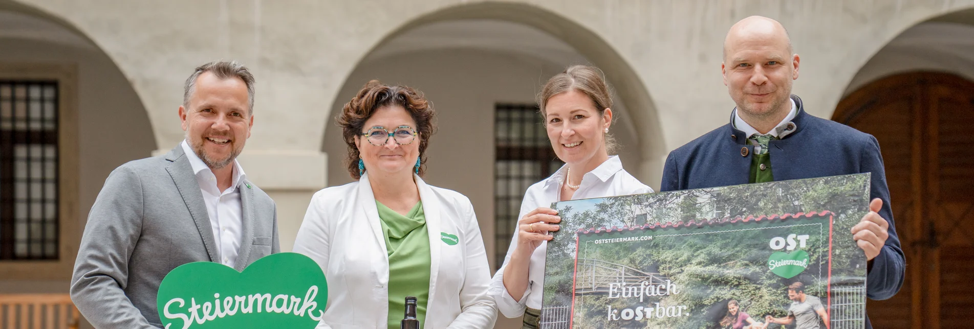 4 Personen von links: Michael Feiertag, Julia Fandler, Kathrin Großschedl und Stefan Schindler präsentieren zukunftsorientierte Markenauffrischung in der Oststeiermark 4 Personen von links: Michael Feiertag, Julia Fandler, Kathrin Großschedl und Stefan Schindler präsentieren zukunftsorientierte Markenauffrischung in der Oststeiermark