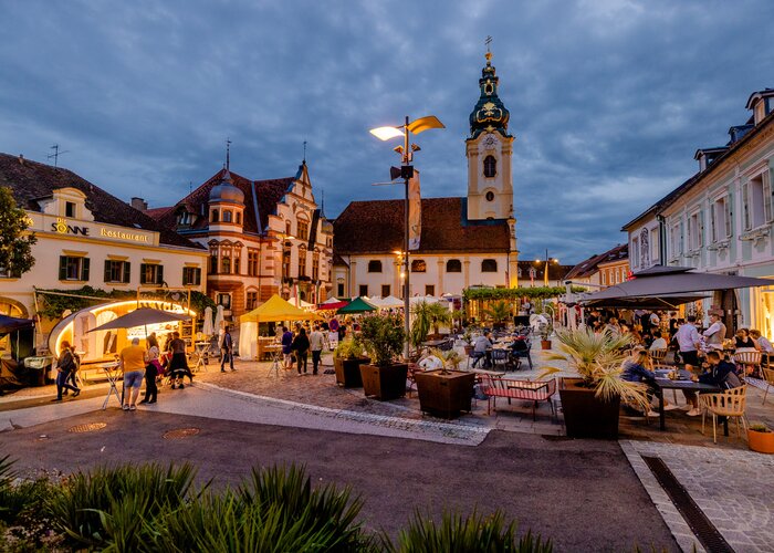 Visitors at Hartberg main square in the evening | © TV Oststeiermark | Wolfgang Spekner
