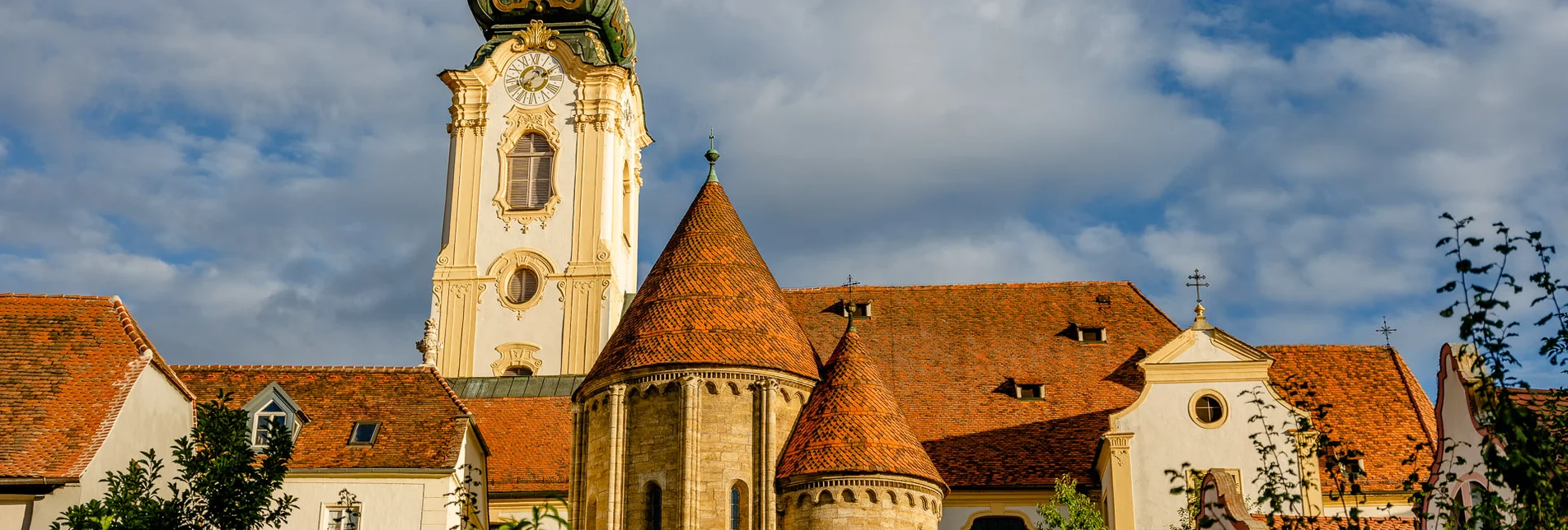 Parish church and Karner tower in Hartberg in summer | © TV Oststeiermark | Wolfgang Spekner