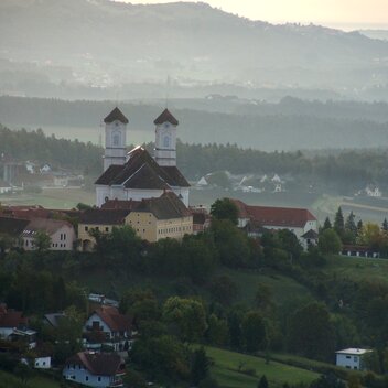 Basilika am Weizberg im Nebel in der Oststeiermark | © TV Oststeiermark | Harald Polt