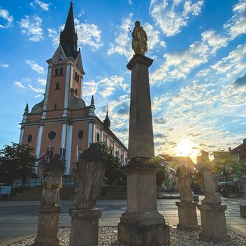 Sonnenaufgang bei der Stadtpfarrkirche Gleisdorf in der Oststeiermark | ©  Oststeiermark Tourismus | Stadtmarketing Gleisdorf