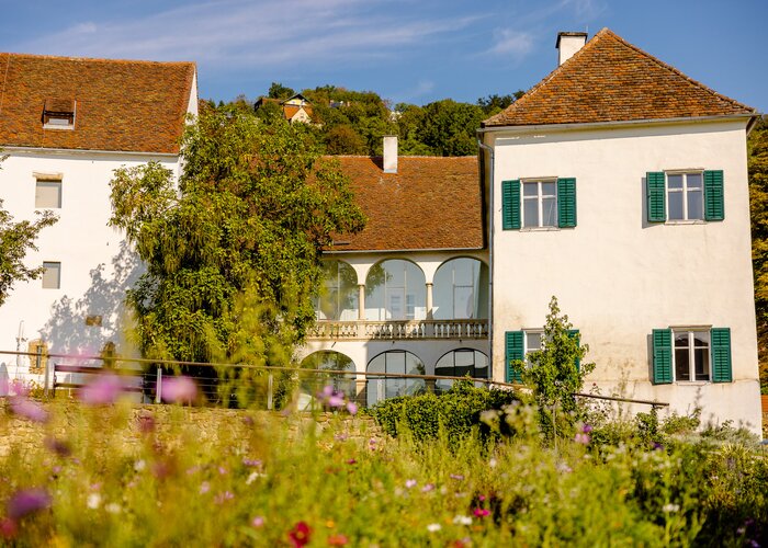 Hartberg castle with flower meadow | ©  Oststeiermark Tourismus | Wolfgang Spekner