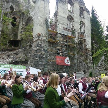 Konzert des Musikvereins Anger bei der Burgruine Waxenegg in der Oststeiermark | © Oststeiermark Tourismus | Anneliese Grabenhofer