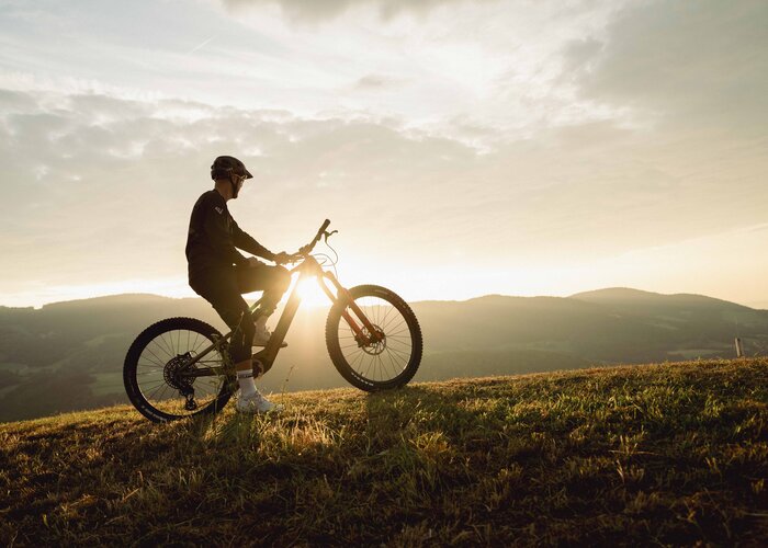 Radfahrer am Pöllauberg bei Sonnenaufgang | © Oststeiermark Tourismus