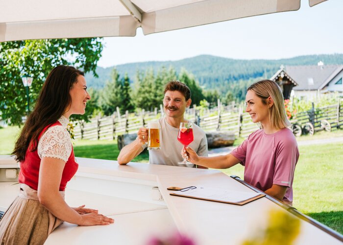 Refreshing drinks during a break at the Bratl-Alm | © Oststeiermark Tourismus | Supersusi.com