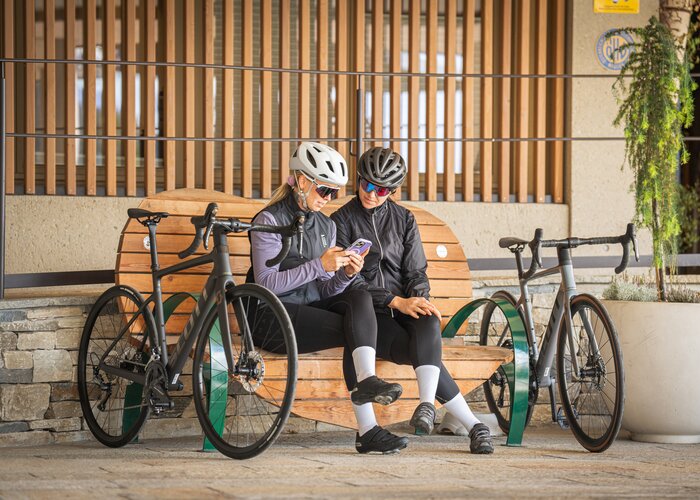Rennradfahrerinnen beim Bankerl vorm Hotel Pierer im Almenland | ©  Oststeiermark Tourismus | Jaden Gynes