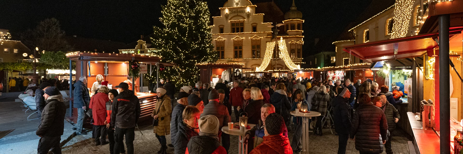 Weihnachtsmarkt mit Blick auf das Hartberger Rathaus | © TV Oststeiermark | Rene Strasser Weihnachtsmarkt mit Blick auf das Hartberger Rathaus | © TV Oststeiermark | Rene Strasser