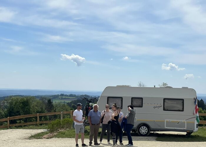 Besucher mit Wohnwagen am Campingplatz | © Oststeiermark Tourismus | Stefan Schindler