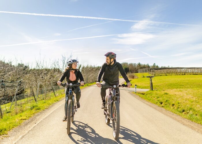 Radtour zu zweit entlang des Kunsttrails in der Oststeiermark | © Karl Schrotter Photograph