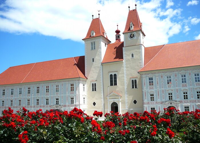 Rose bed in front of Vorau Abbey | ©  Oststeiermark Tourismus | Manfred Glössl