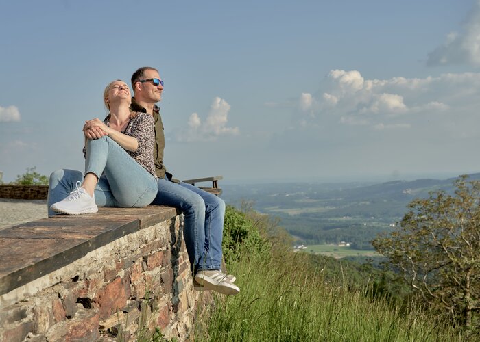 Paar genießt Ausblick vom Pöllauberg in der Oststeiermark | © Oststeiermark Tourismus | Lang-Bichl - RKP