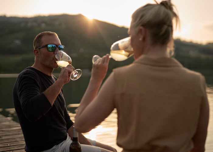 Paar mit Wein am Stubenbergsee in der Oststeiermark | ©  Oststeiermark Tourismus | Markus Lang-Bichl