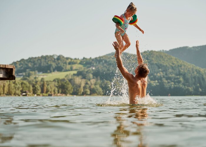 Family playing in the water of Lake Stubenberg in Eastern Styria | ©  Oststeiermark Tourismus | Markus Lang-Bichl