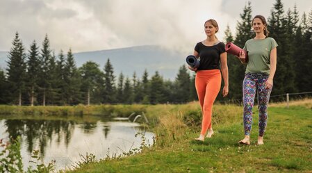 Yoga by the pond at the Glatzl Trahütten Alm in St. Lorenzen in Eastern Styria | ©  Oststeiermark Tourismus | Markus Lang-Bichl