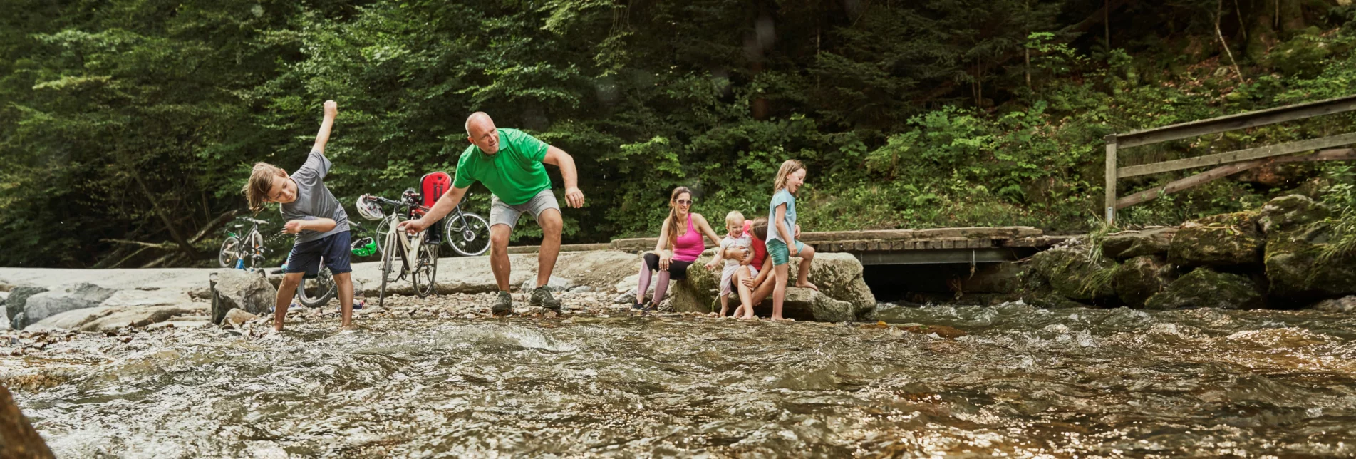 Family in the Stubenbergklamm gorge in Eastern Styria | © Oststeiermark Tourismus | Lang-Bichl - RKP