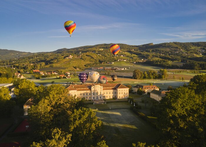 Hot air balloons at Schielleiten Castle in Eastern Styria | © Oststeiermark Tourismus | Lang-Bichl - RKP