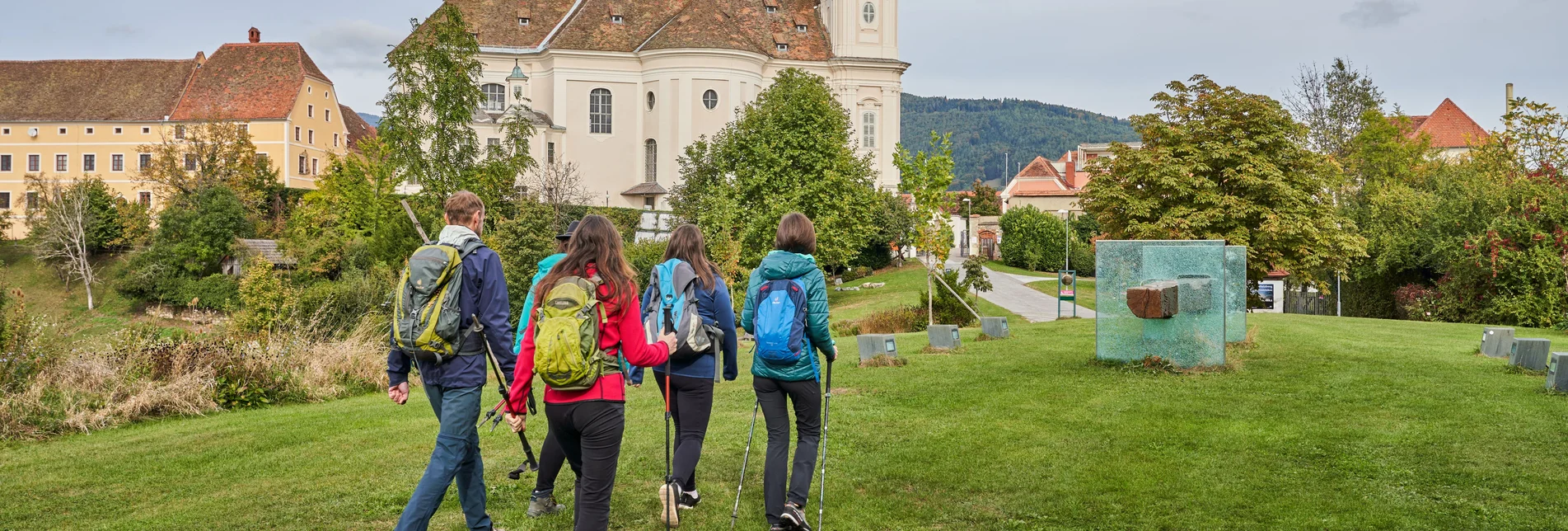 Hikers hike to the Weizberg church in Weiz  | ©  Oststeiermark Tourismus | Markus Lang-Bichl