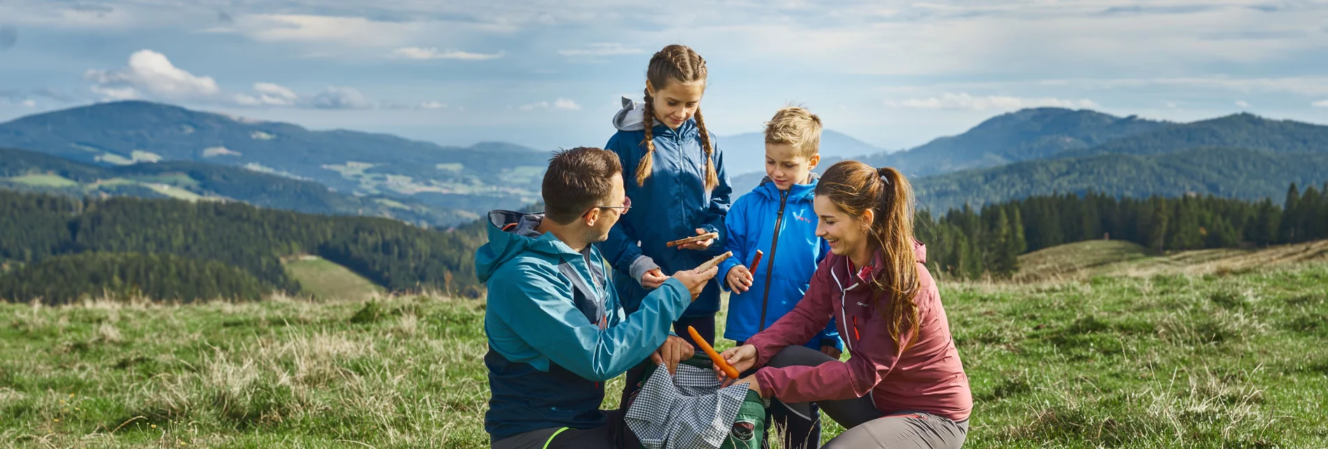 Wanderpause mit der Familie auf der Teichalm | ©  Oststeiermark Tourismus | Markus Lang-Bichl