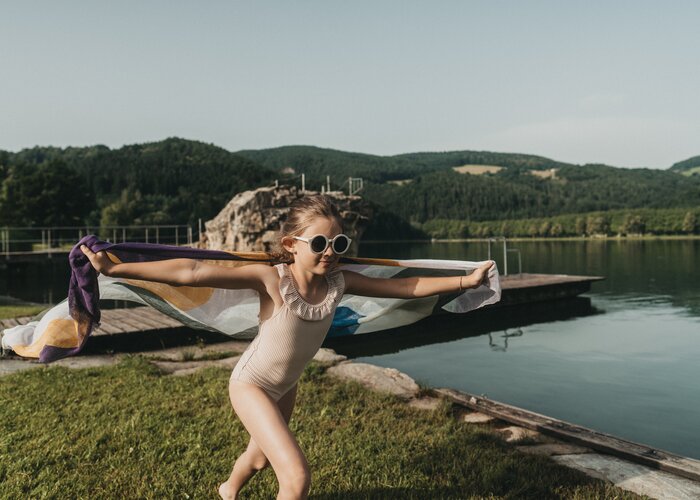 Child at the Stubenbergsee in Eastern Styria | © GenussCard GC GmbH | Heldentheater