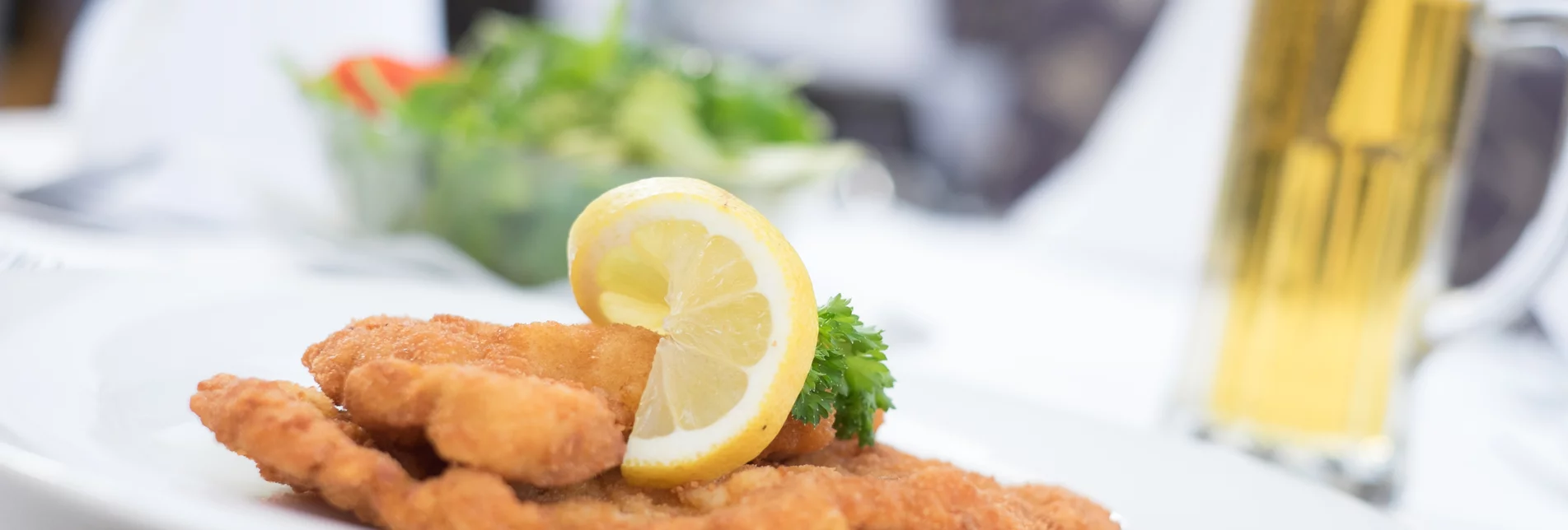 Austrian Wiener Schnitzel at the Marktheurigen Strobl | © Marktheuriger Strobl | Philipp Seidnitzer