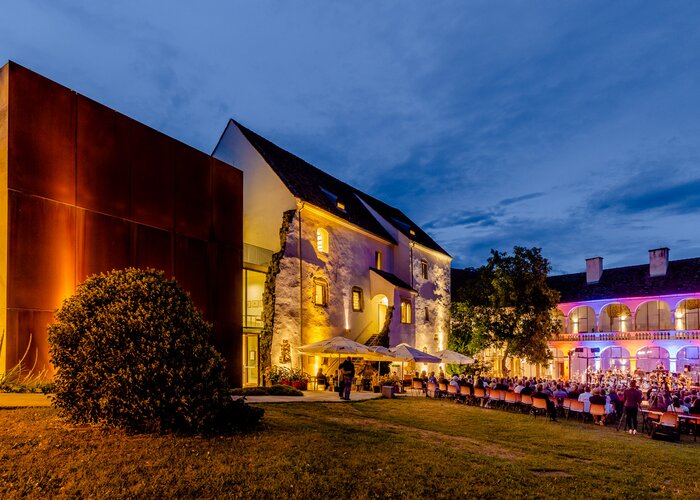 Impressive evening backdrop at the Schlosshofserenade in Hartberg | ©  Oststeiermark Tourismus | Wolfgang Spekner