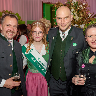 Gruppenfoto mit der Blumenprinzessin der Steirischen Blumenstrasse