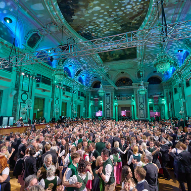 Gefüllter Ballsaal beim Steirerball in Wien
