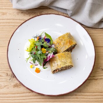 Pernerhütte | Pikanter Almstrudel | Kräuterdip | Blattsalat | Martin Huber | © © Martin Huber