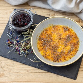 Da Sepp | Wiesenkräuter-Crème Brûlée | Beerenragout | Martin Huber | © © Martin Huber