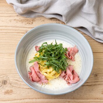 Kessleralm | Frische Tagliatelle | Honig-Roastbeef | Senfvelouté | Rucola | Parmesan | Martin Huber | © © Martin Huber