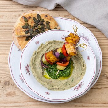 Sattelberghütte | Ramsauer Grillkäse-Spießchen | Pilz-Hummus | Pesto | Kürbiskerngebäck | Martin Huber | © © Martin Huber