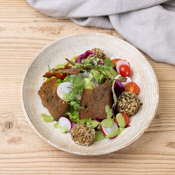 Sondlalm | Salatteller mit Topfen | Kürbiskern-Kugerl | Buttermilch-Kräuterdressing | Rosmarin-Brotchips | Martin Huber | © © Martin Huber