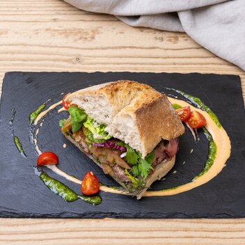 Krummholzhütte | Alpen-Club Sandwich 2.0 | Flank Steak | Rucola | karamellisierte Zwiebel | Martin Huber | © © Martin Huber