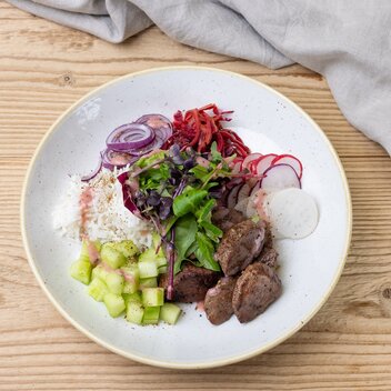 Schnepf'n Alm | Waidmannsheil Bowl | Preiselbeeren-Zirben-Dressing | Wildfiletspitzen | Martin Huber | © © Martin Huber