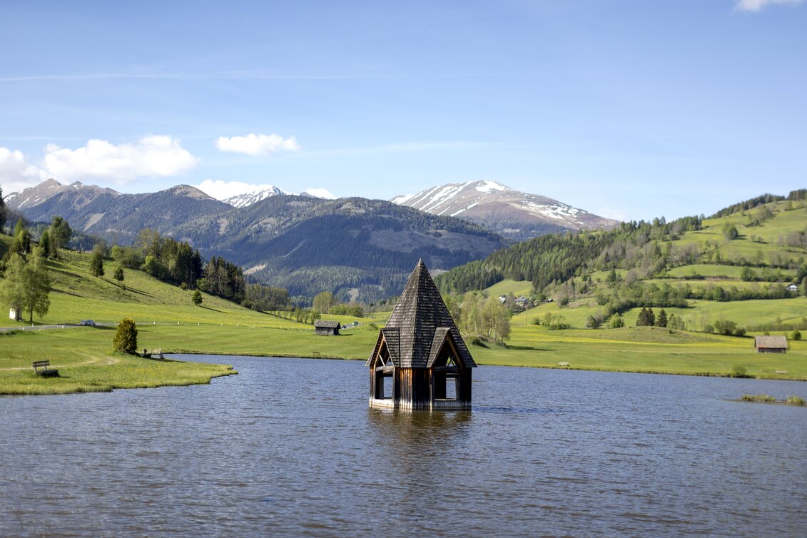 Holzturm im Teich