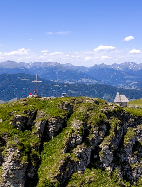 Luftaufnahme vom Gipfelkreuz mit Ausblick auf der Frauenalpe