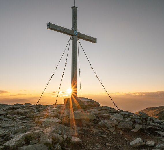 Gipfelkreuz Zirbitzkogel Sonnenuntergang | © TVB Murau |  René Hochegger