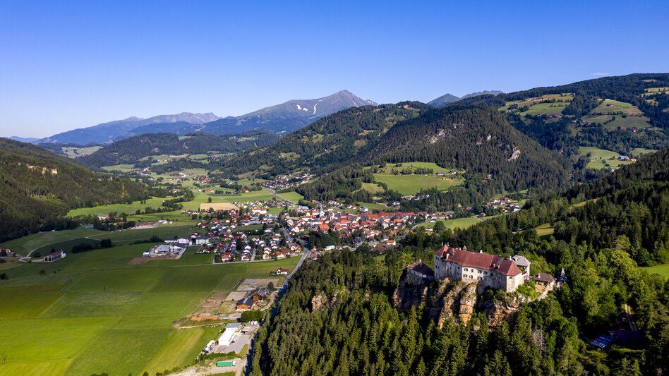 Blick auf Oberwölz mit der Burg Rothenfels im Vordergrund
