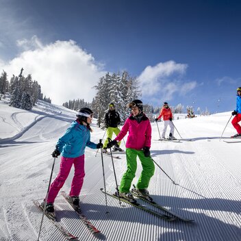 Skifahrergruppe Skigebiet Grebenzen | © Skigebiet Grebenzen | ikarus.cc