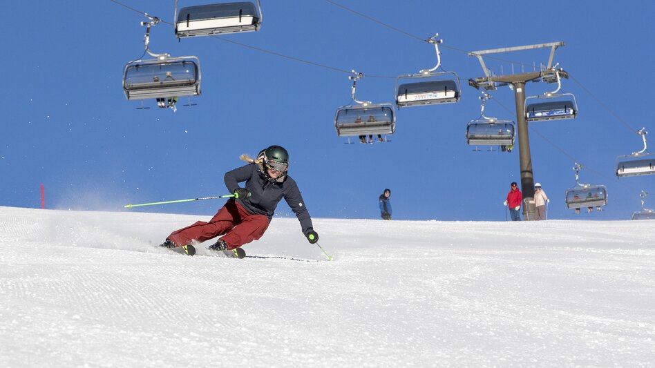 Skifahrerin am Lachtal mit Sesselbahn im Hintergrund