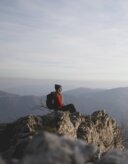 Frau auf Berg überblickt das Tal