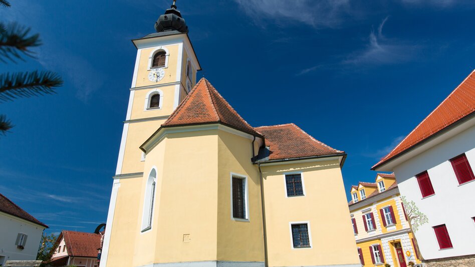 Kirche in Premstätten bei blauem Himmel