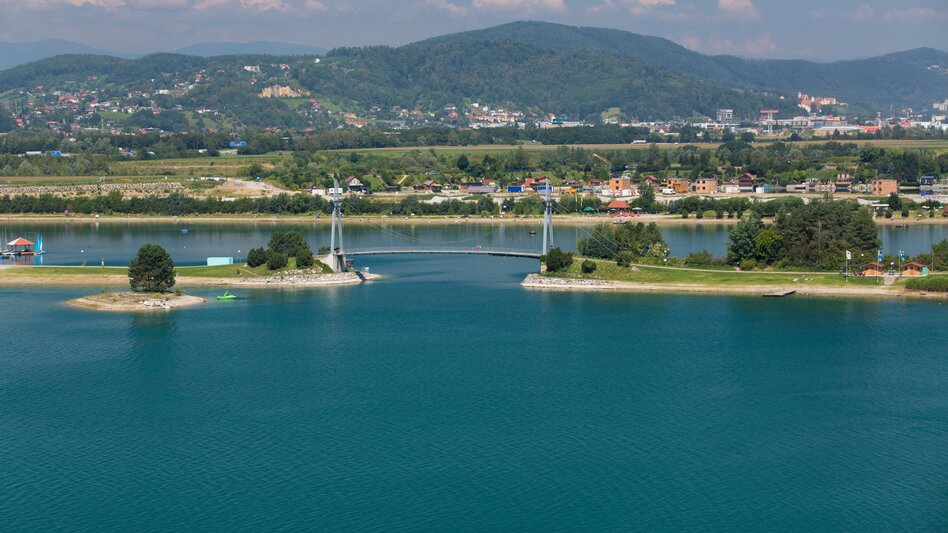 Schwarzlsee bei blauem Himmel und in grüner Umgebung