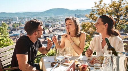 Dining on Schlossberg with views over Graz | © Graz Region | Stefan Leitner