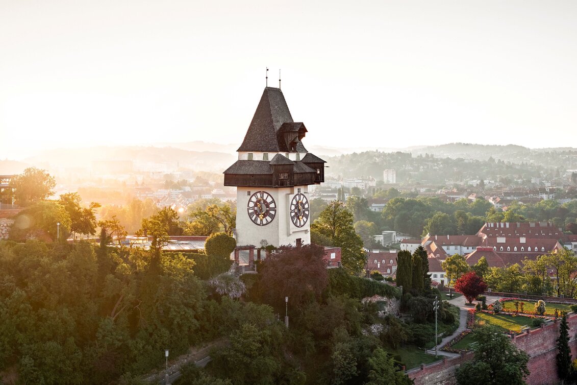 Grazer Uhrturm auf dem Schlossberg mit Blick über die Altstadt im Abendlicht