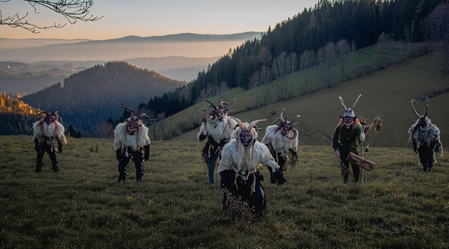 Wilde Geister der Gleinalm – Perchtenzug im Abendlicht | © Übelbacher Gleinalmpass | Übelbacher Gleinalmpass
