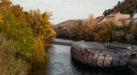 Die Murinsel in Graz im herbstlichen Farbenspiel | © Region Graz | studio draussen