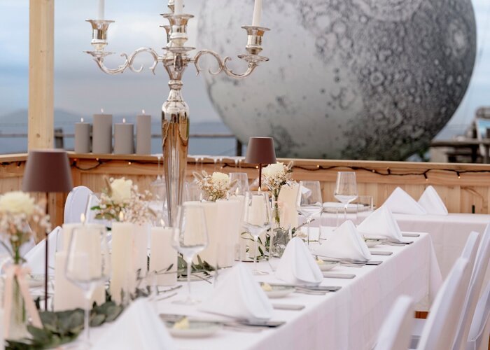 Table set with a full moon on the Schöckl | © Graz Region | www.wolfganghummer.com