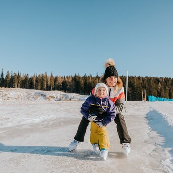 Mutter & Kind beim Eislaufen