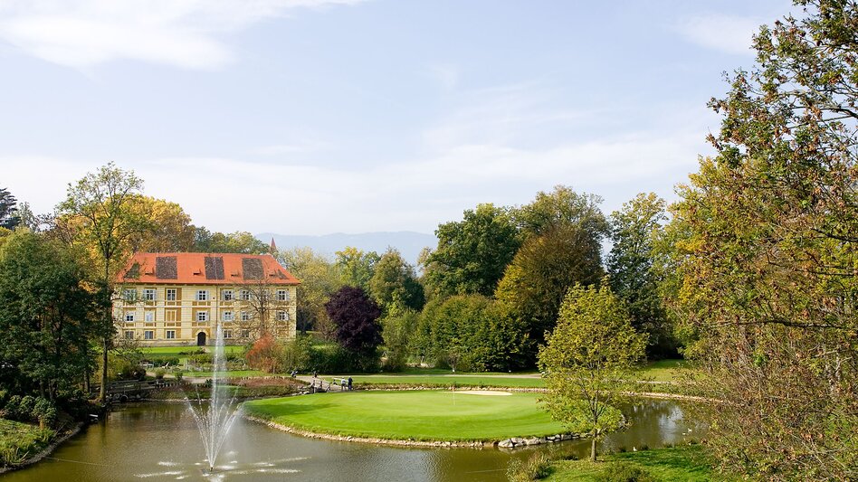 Blick auf das Schloss Frauental und den umliegenden Golfplatz